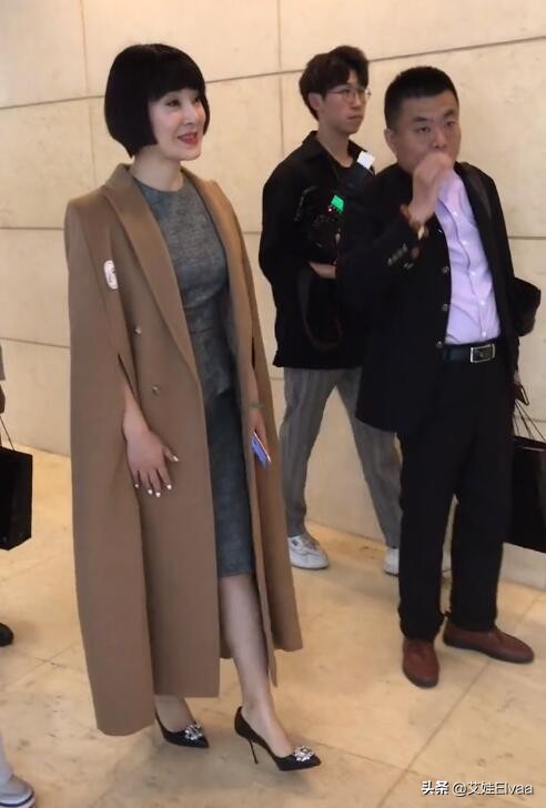 52岁陈红发福身材却丰满，穿紧身衣配包臀裙零赘