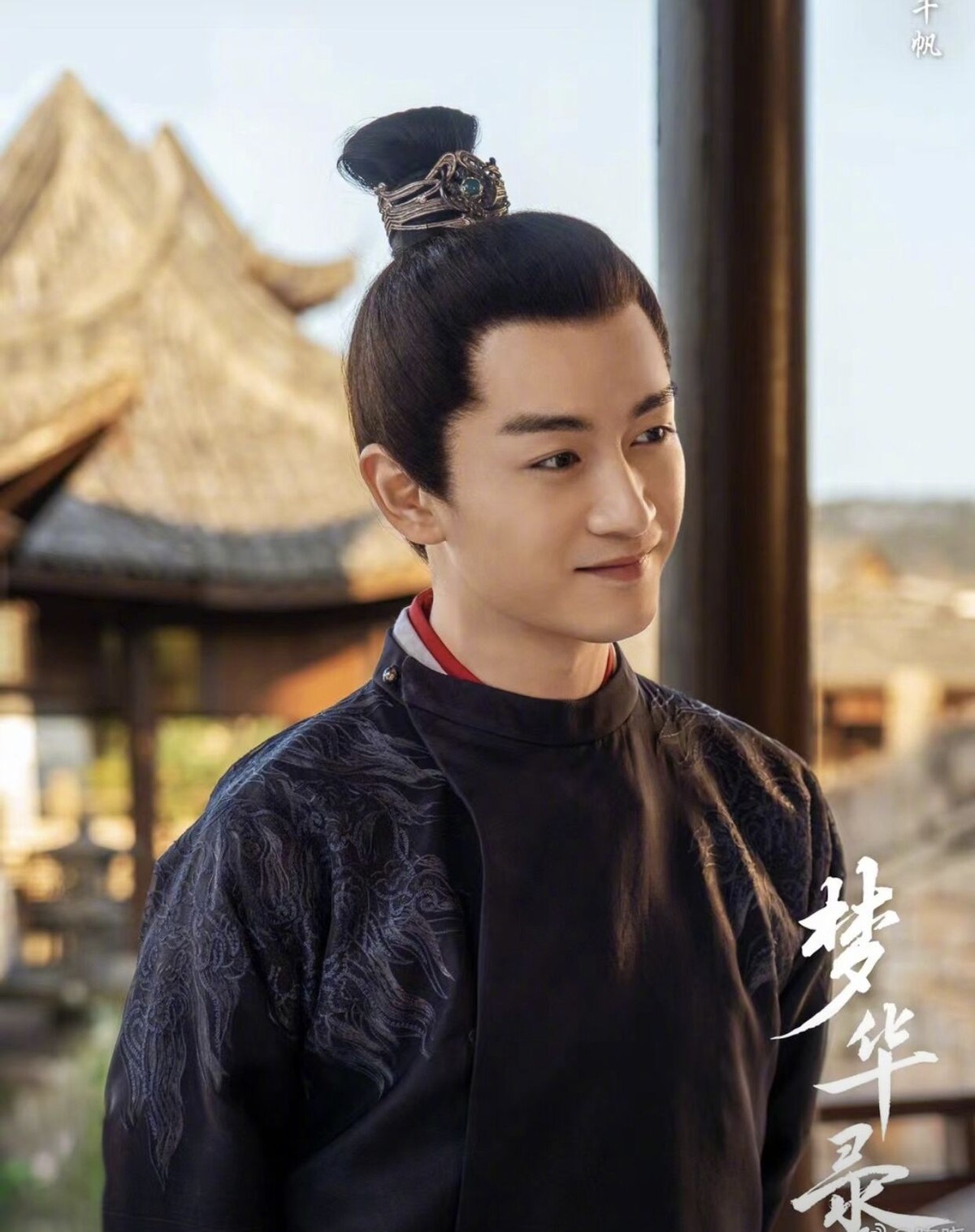 陈晓古装路透照曝光，厚重滤镜难掩帅气，与毛晓彤甜蜜对视好般配