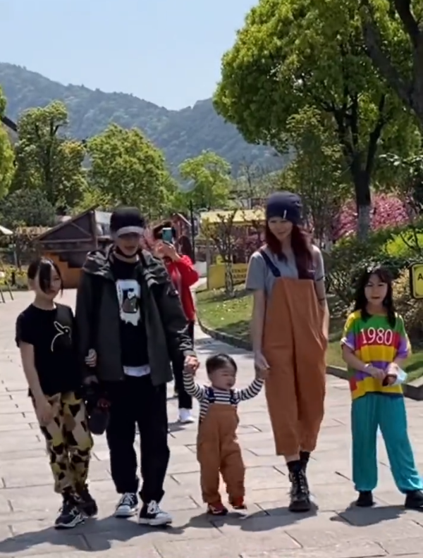 蔡少芬频繁被偶遇做医美，路人镜头下太瘦了，生仨娃还是火柴腿