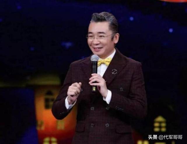 他是李咏的接班人，娶学霸美女同学生一子，如今41岁成人生赢家
