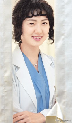 吴允儿离婚独自抚养自闭症儿子 师任堂搭档李英爱 是韩国一代车模