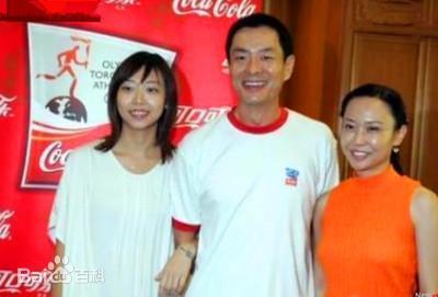 67岁老艺术家濮存昕，驼着背为学生讲课！女儿结