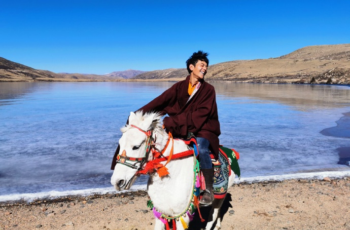 Too do laugh! Ding Zhen said to see Gu Ling's mom mounts hot search, he still basks in a group photo with the other side