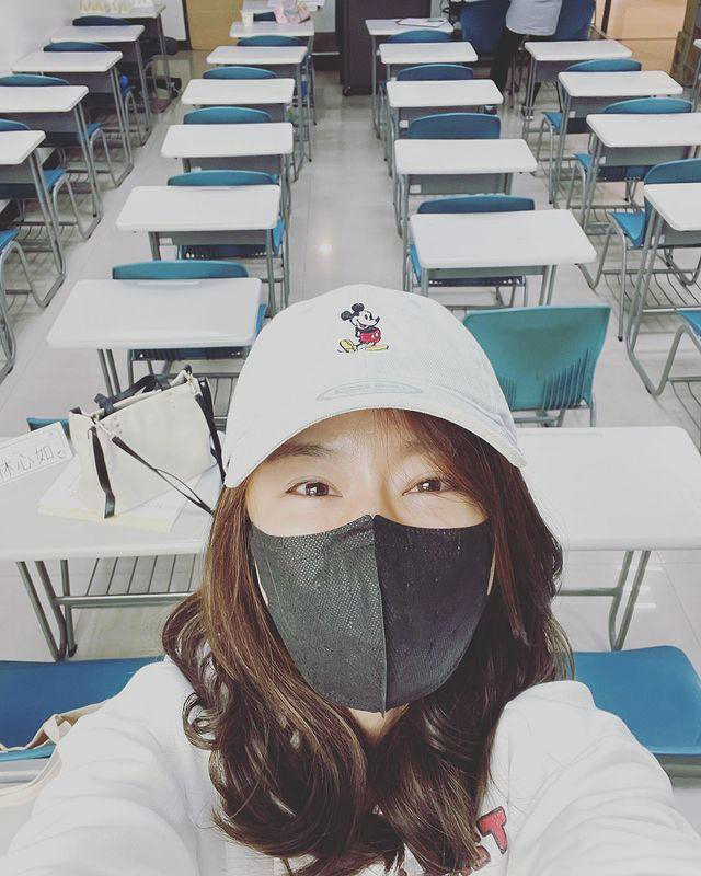 林心如硕士顺利毕业，穿学位服拍毕业照，模样清新可爱像校园女神