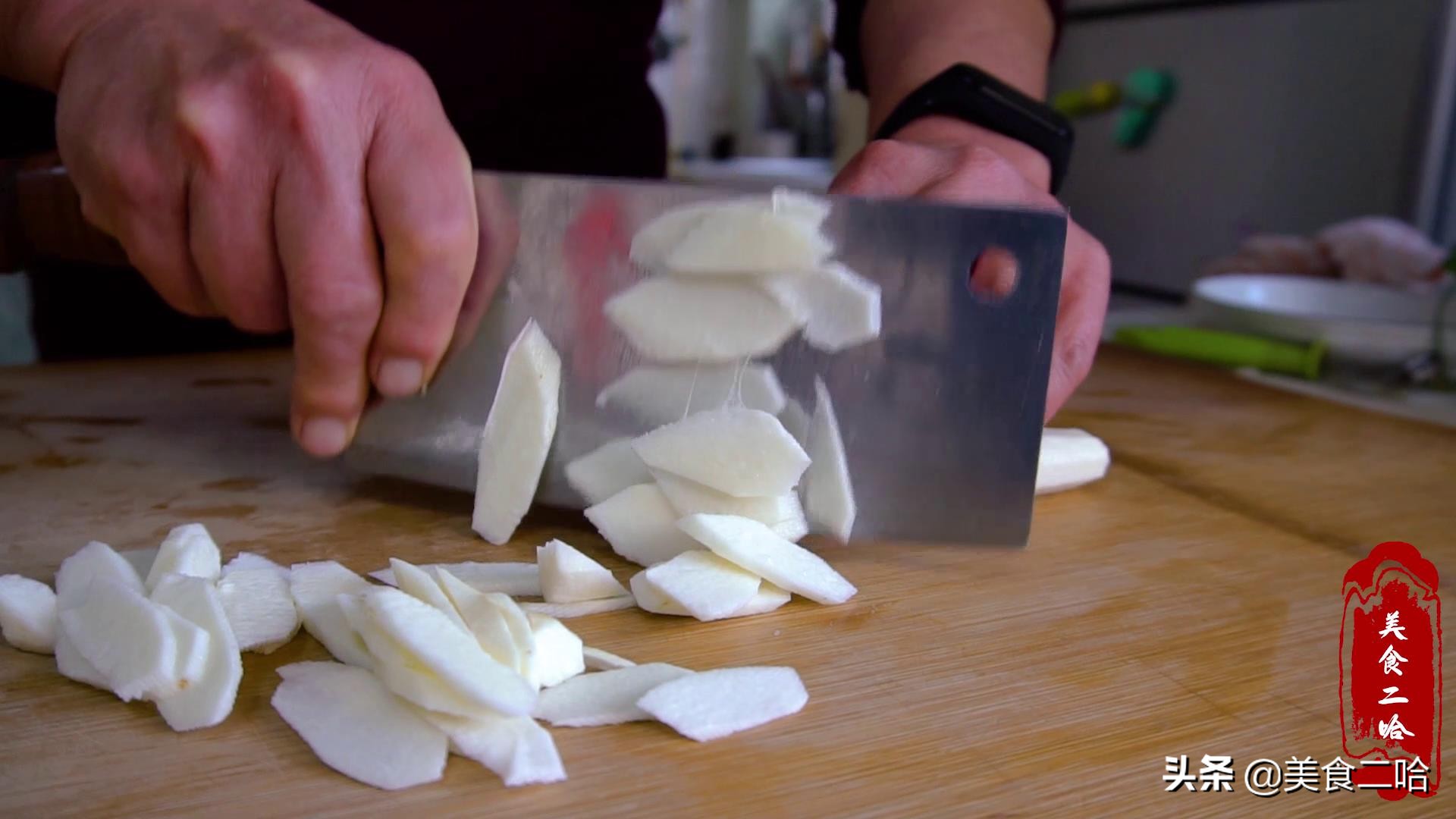 蒸发糕时，记住别用面粉酵母粉，教你快速做法，松软不粘牙