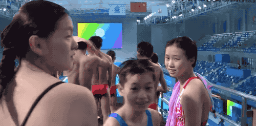 可爱又调皮！全红蝉冲到镜头前连做两个动作 没绷住自己拍手大笑