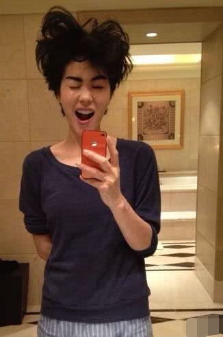 Congratulation Xie Ting sharp edge and Wang Fei: The late night involves hand beautiful conjugal love, 10 point to buckle the abode that answers Wang Fei together closely