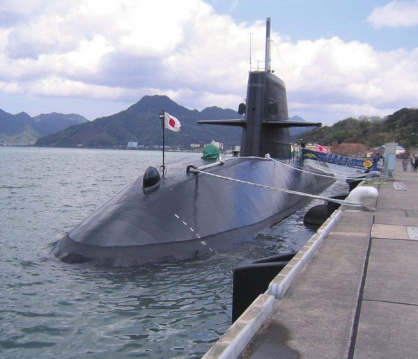 日本潜艇浮海面被香港商船猛撞，并非单纯搞笑事故？背后确有内幕