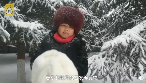 东北大妈用雪洗貂皮大衣 网友：学到了！现在就缺雪和貂了！