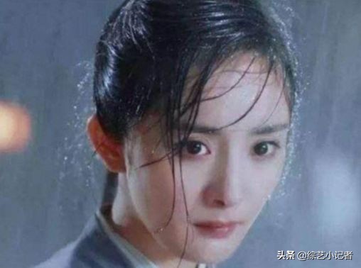 明星“淋雨”哪家强？热巴侧颜，郑爽心疼，看到她：什么鬼