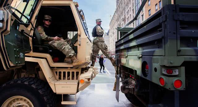 特朗普警告动用军队，美特殊装甲炮驱赶示威者，大量民众听力受损