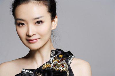 晴格格当红时息影，二十多岁傍富豪，表面风光