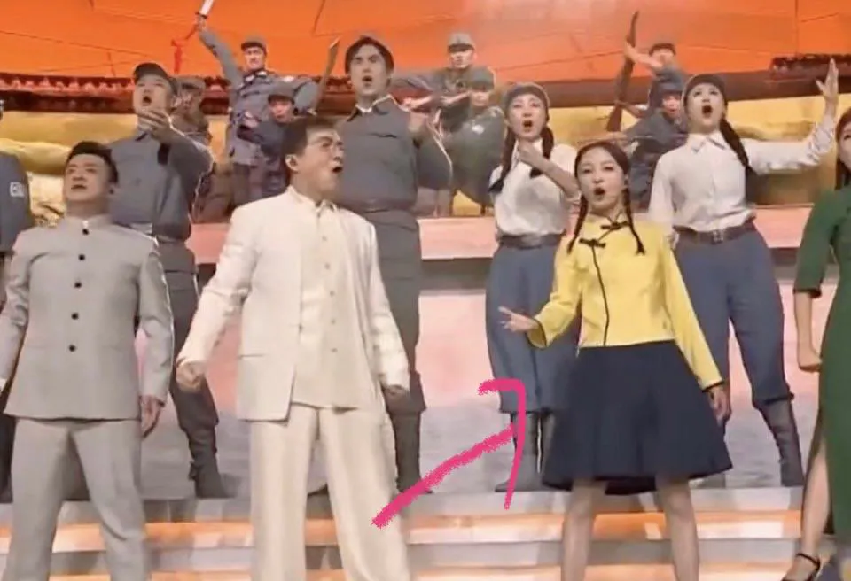 七一晚会女星:杨紫眼含热泪,高圆圆戴安全帽