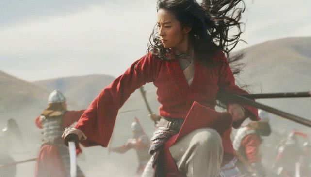 《花木兰》首映，亦菲热度再登高峰，却深陷双