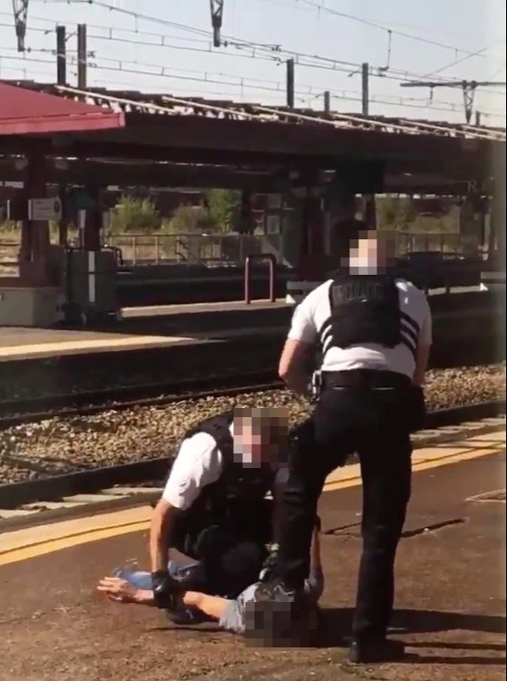 英国男子乘火车没戴口罩，法国警察把他拖下车，踩在脚底下