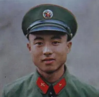 他用7发手枪子弹与敌周旋6天，死后遗体被封入水泥，只剩一只头骨