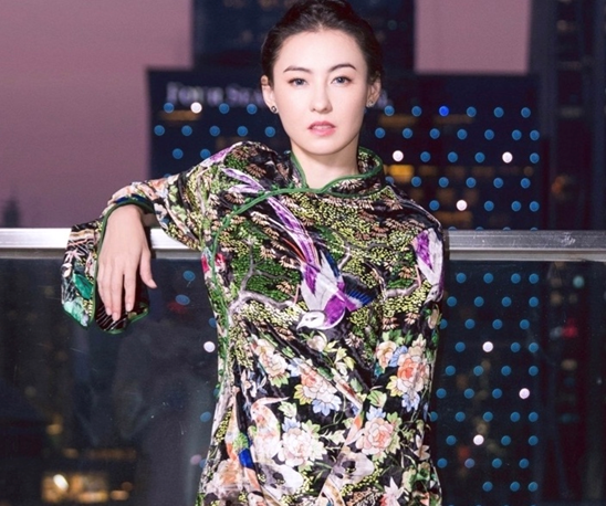 张柏芝抱小儿子超市购物，否认怀第四胎，自曝正式封肚不再生育