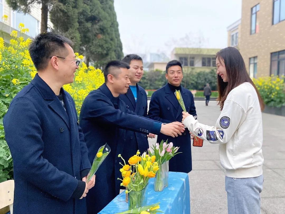 成都市华阳中学附属小学举行“三八妇女节”庆祝活动