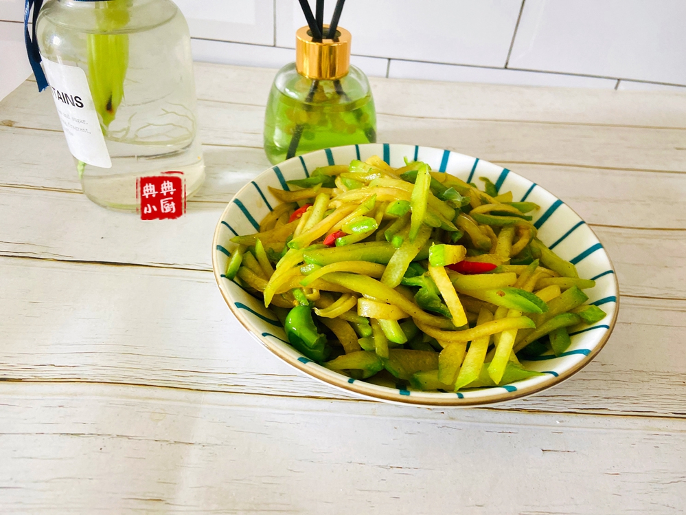 素炒佛手瓜，脆嫩爽口，营养丰富，好吃下饭