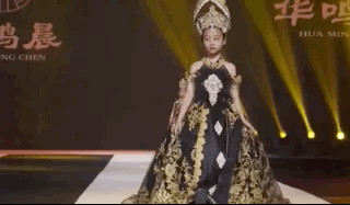 甜馨小考拉Jaden同台走秀超有範兒，李小璐鐘麗緹台下觀看陪女兒