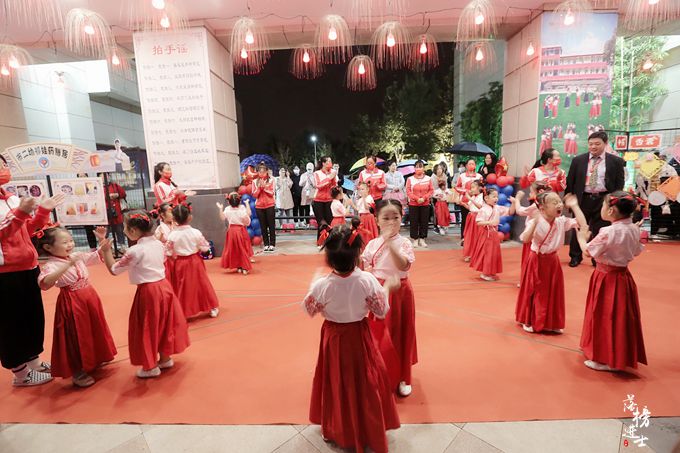 保定安国有一条中央步行街，中医药文化随处可见，夜色下充满魅力