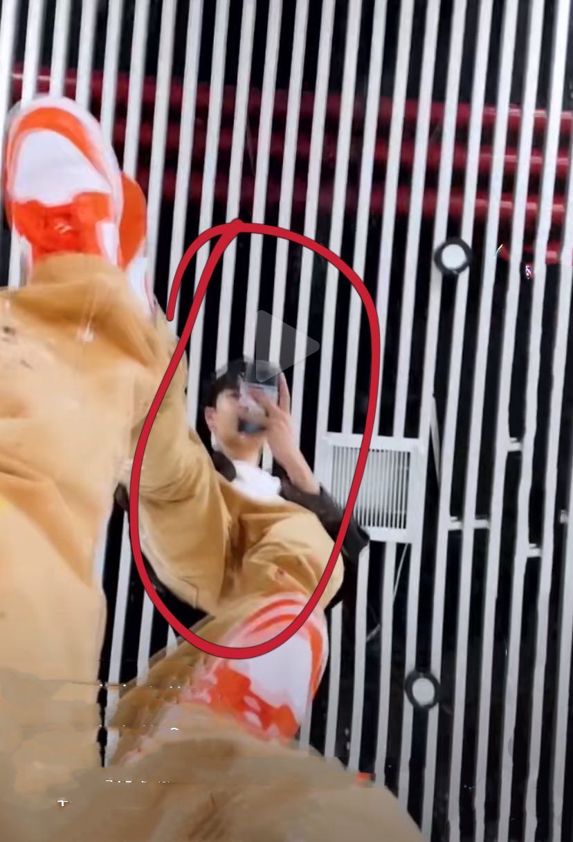 王一博|少女狙击手王一博晒出“仰视”自拍 蹲在镜子上拍摄帅气十足！