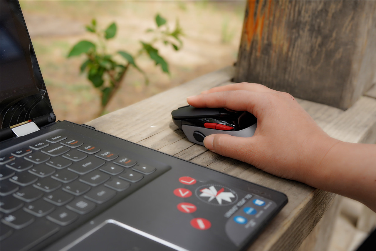 电竞级屏显雷柏VT960双模游戏鼠标游戏体验快人一步