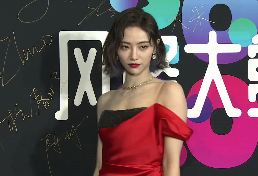 风格大赏明星穿搭：惠英红像鸡毛掸子，许佳琪