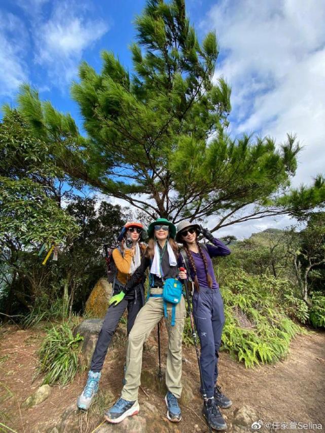 SHE合体过圣诞，贴头合照尽显姐妹情深，Ella笑成眯眯眼