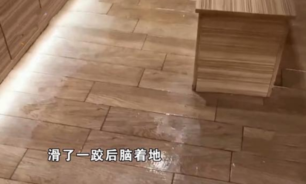 健身房的一摊积水，让男子摔成了脑震荡，1万多的医药费谁买单？