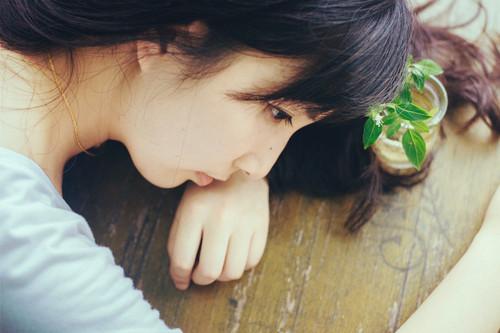心里难受想哭的伤感句子，心酸无奈，让人红了眼眶图片