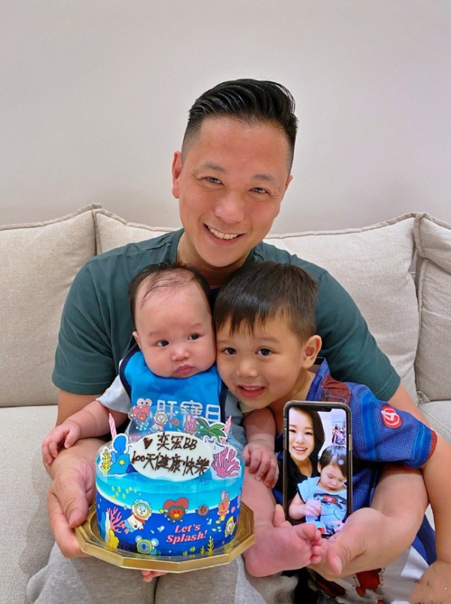 胡杏儿老公与俩儿子穿亲子装，奕霆奕霖一个像爸一个像妈萌翻了
