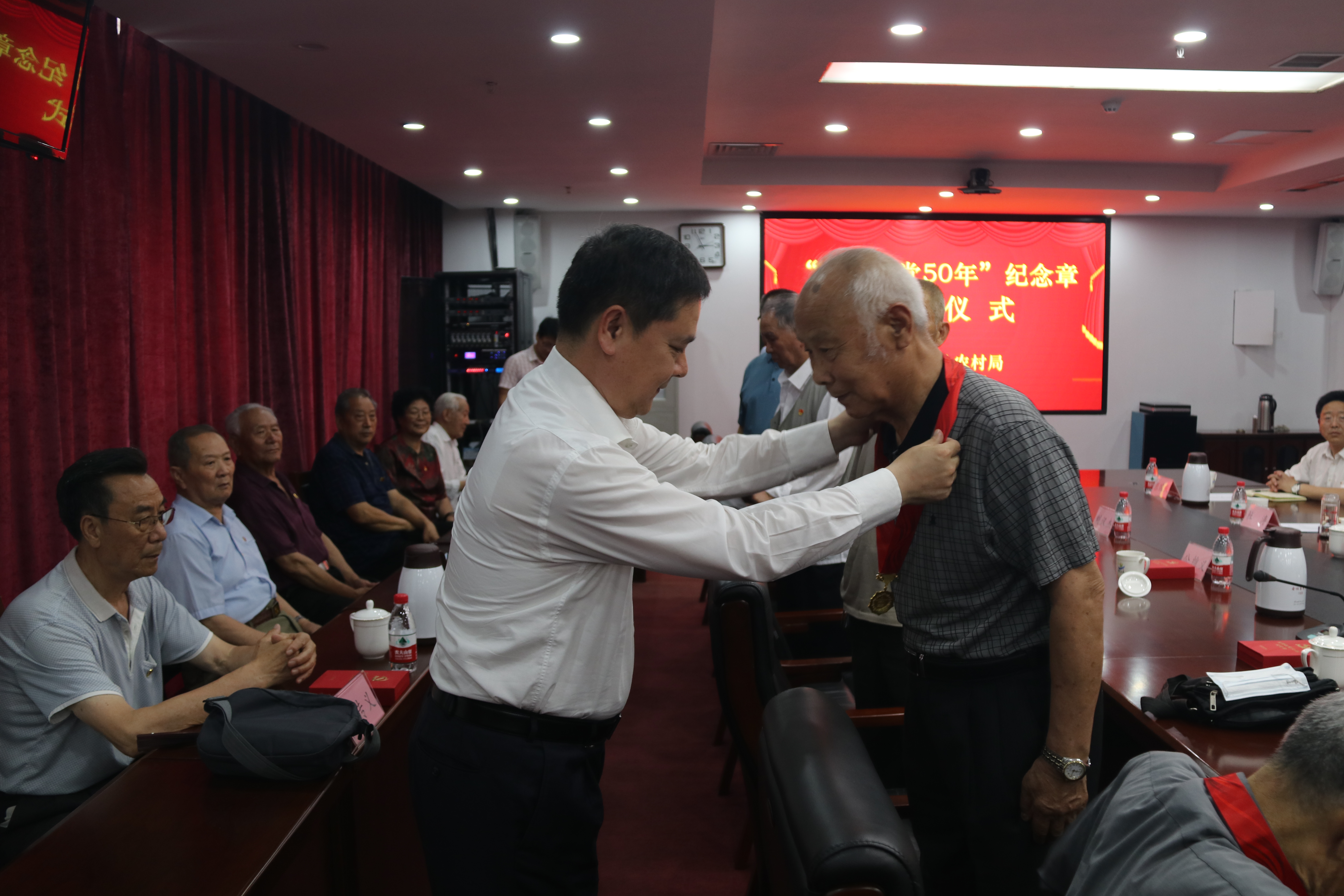 临沂市农业农村局举行“光荣在党50年”纪念章颁发仪式