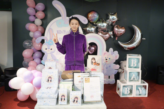 田亮夫婦為女兒慶生，一家四口幸福同框，13歲森碟身高直追爸媽