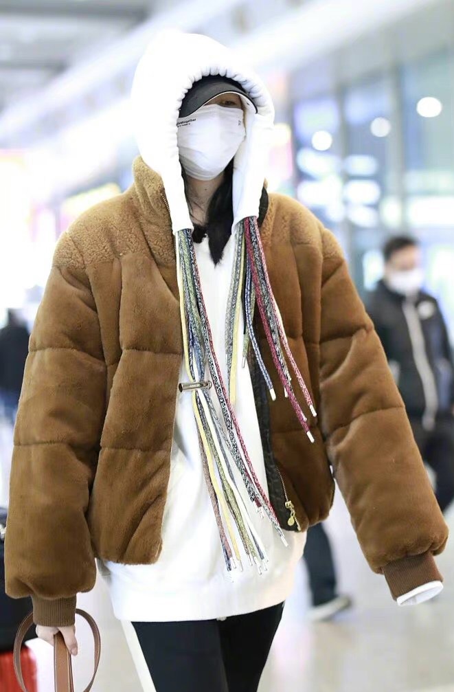 关晓彤走机场，穿白色卫衣意外抢镜，这个卫衣