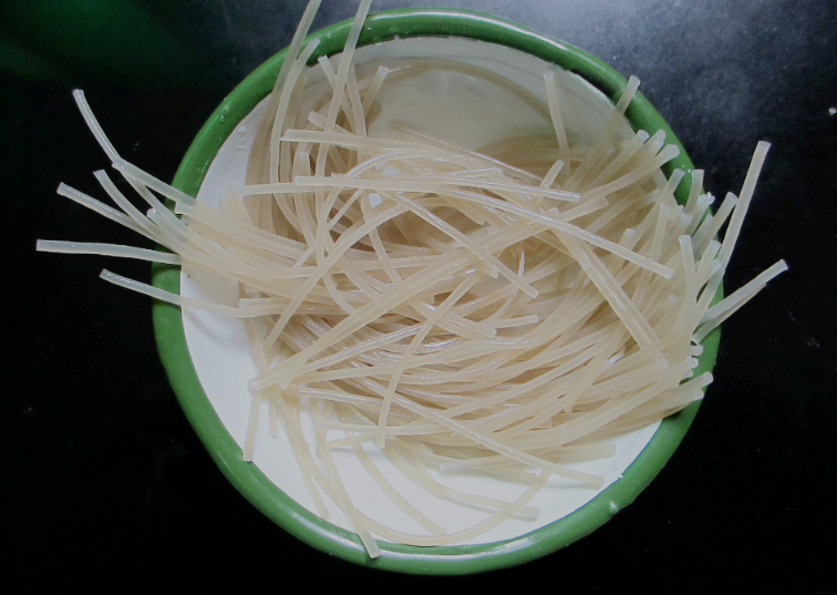 图片[4]-豆芽炒粉条做法步骤图 爽滑又入味-起舞食谱网