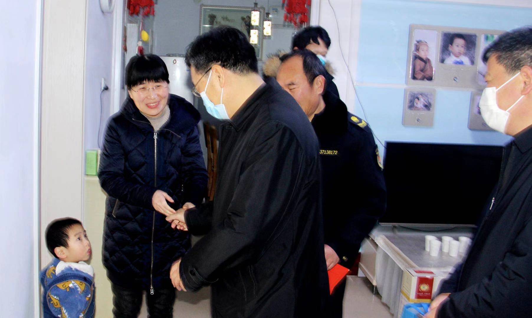 临沭县领导走访慰问城管系统困难职工家庭