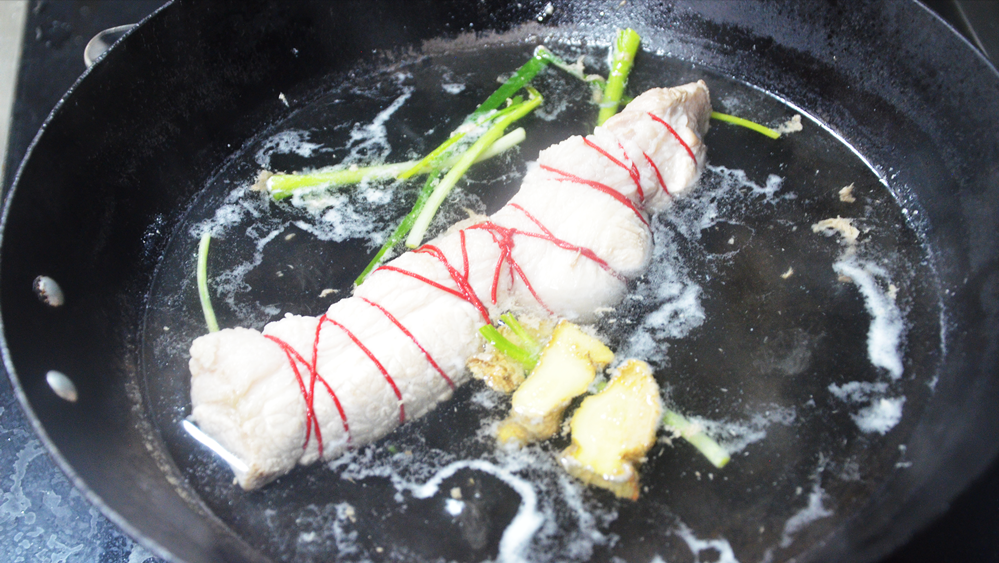 五花肉不要再红烧了，拿绳子捆起来，咸香不腻，我家一周吃5次