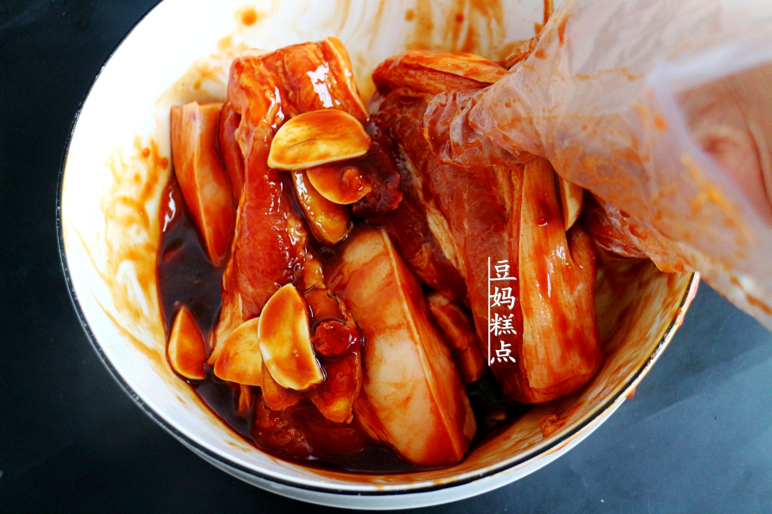 週末在家，用平底鍋給孩子做“叉燒肉”，神仙美味