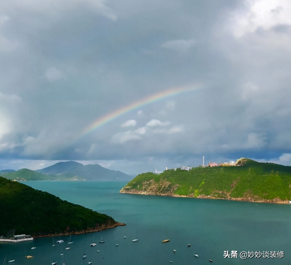 模範夫妻張智霖袁詠儀的家，室外景色霧中云裡，有種隱居式的生活