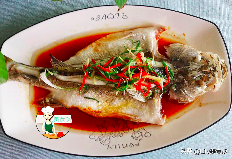 做清蒸魚時，有人加蒸魚豉油、加醬油？ 都不對，大廚教你正確做法