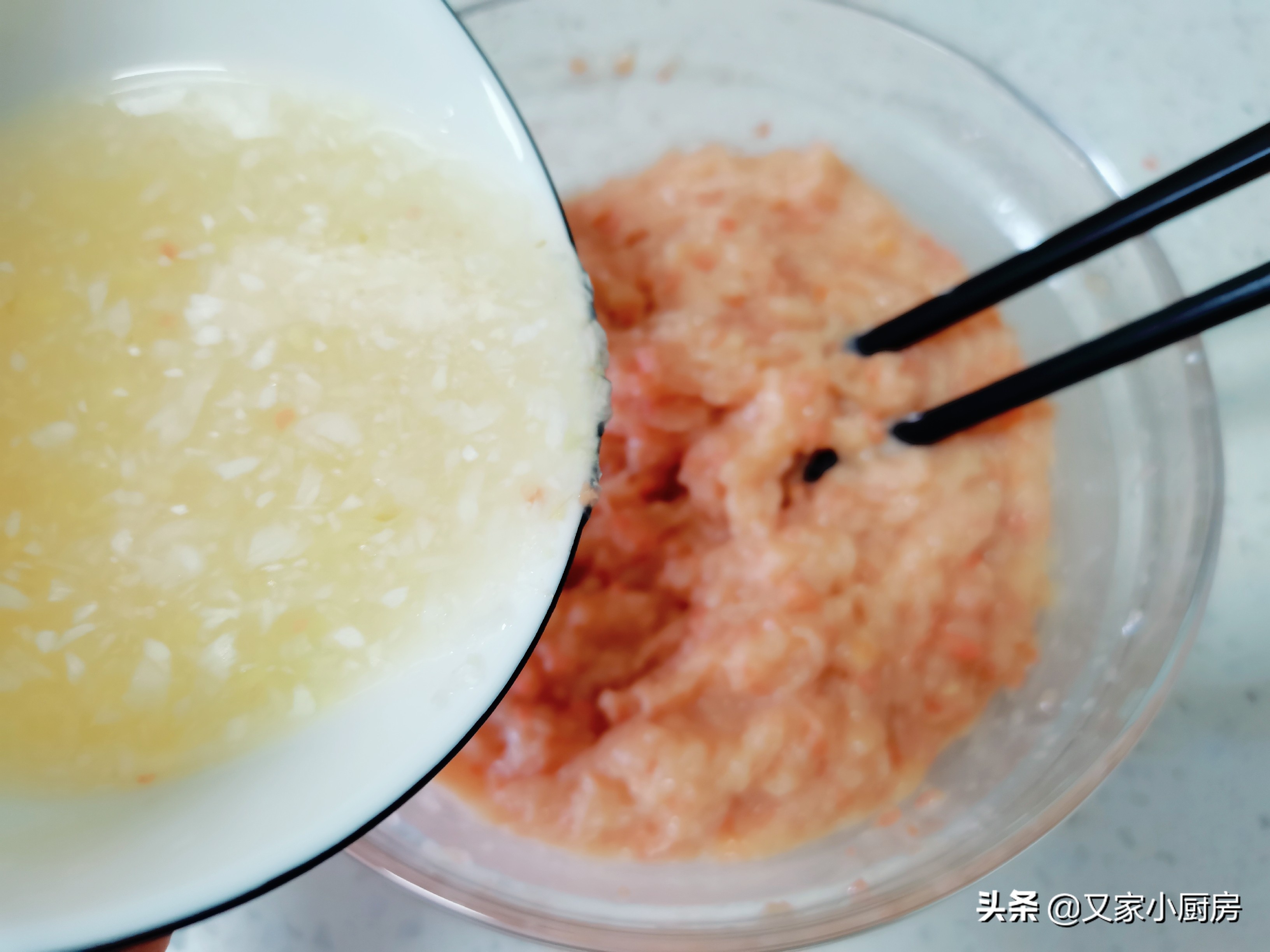 孩子爱吃的鸡肉丸子，详细步骤出来了，Q弹好吃，做法简单还省事