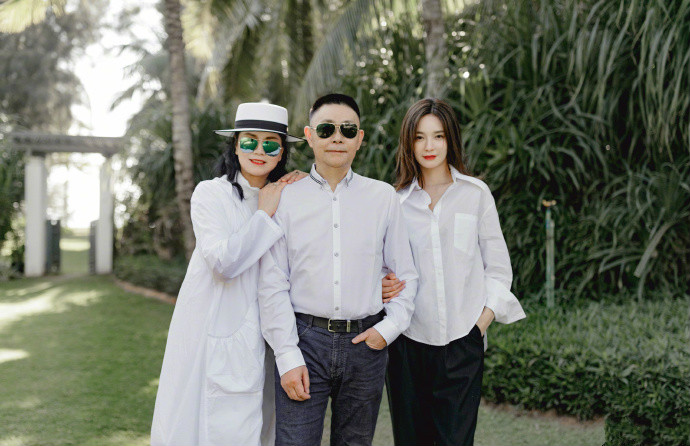 沈梦辰晒全家福，一家穿亲子装画面温馨，辰爸