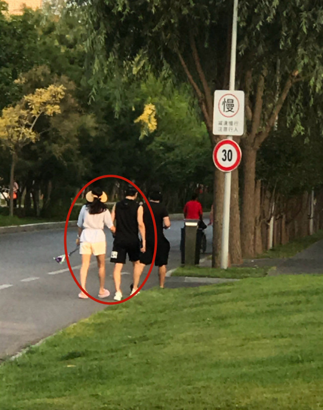 章子怡穿小背心露香肩与老公看演出，汪峰紧搂太太纤腰占有欲十足