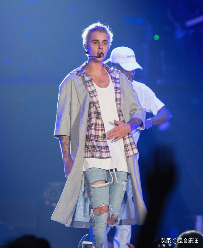 15岁火遍全世界，各种奖项拿到手软，大起大落后