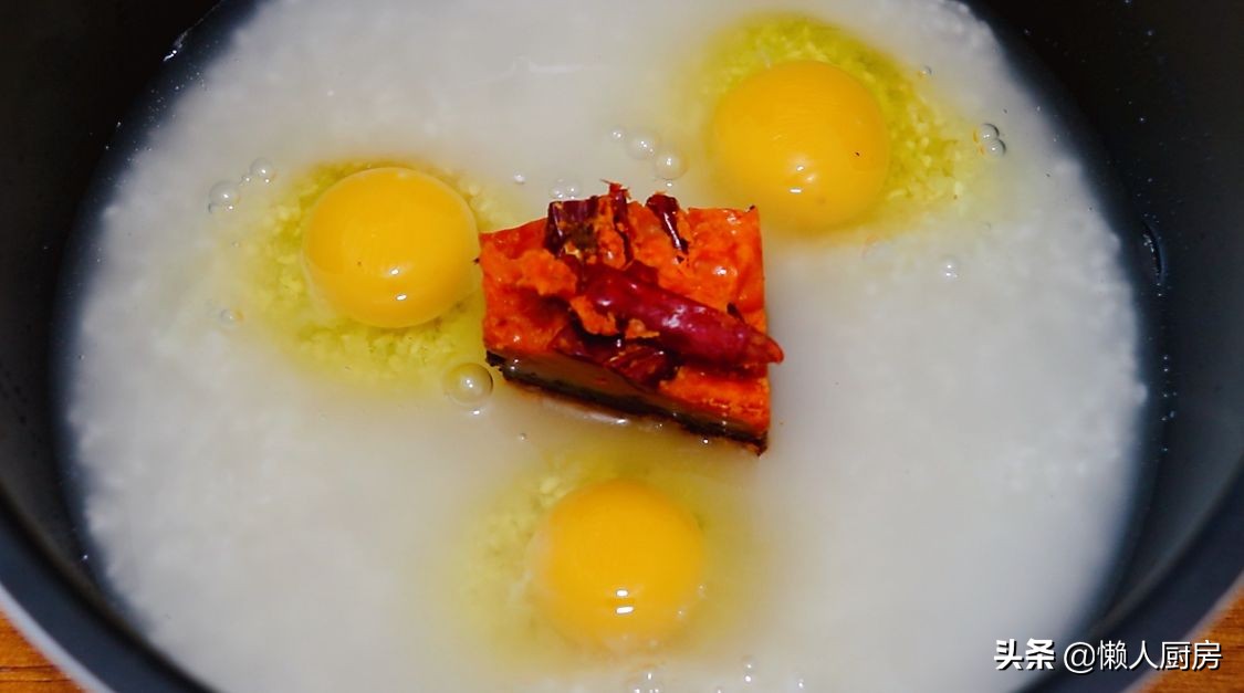 這是懶人燜飯的做法，大米里加一塊火鍋底料，打入3個雞蛋