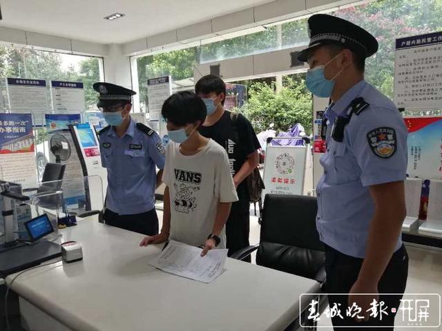 昆明两名考生忘带身份证，民警五分钟内开出证