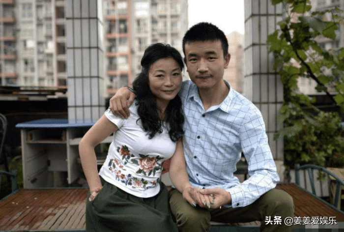 23岁小伙恋上46岁“阿姨”，两人相恋60天闪婚，