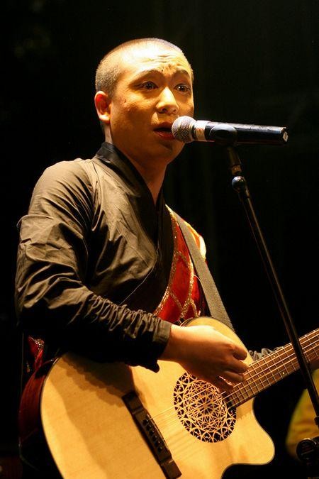 从保安到“摇滚教母”，二手玫瑰梁龙都经历了什么？