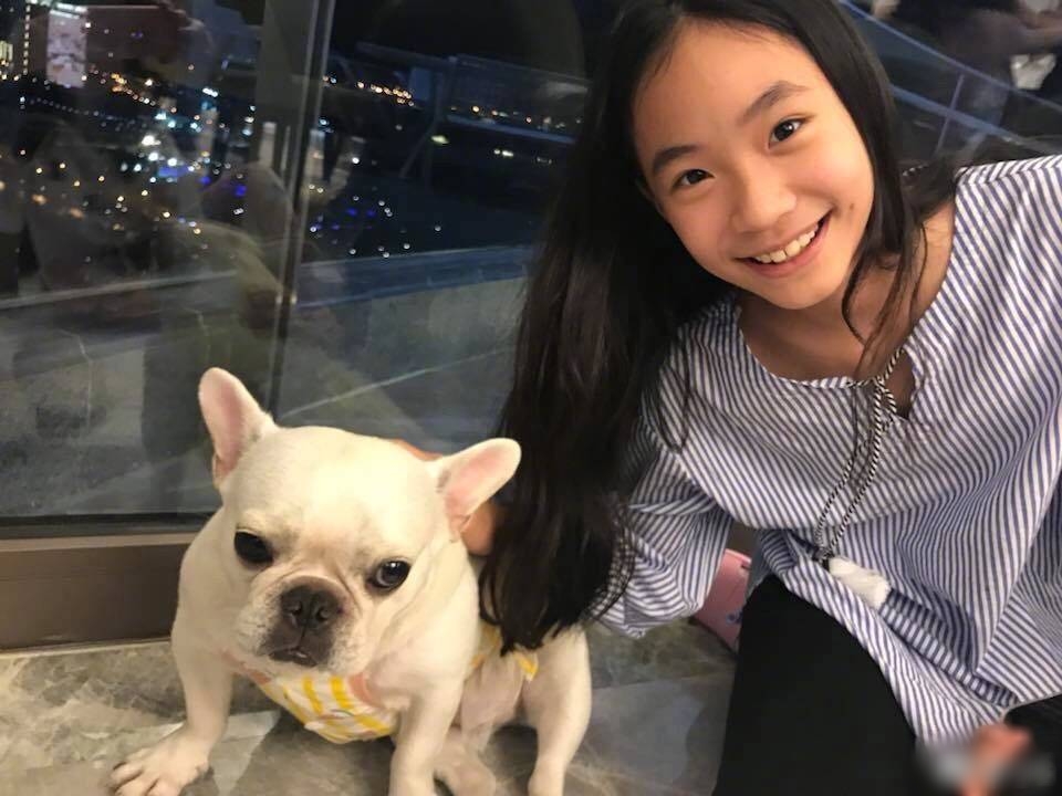 小s二女儿单独拍大片身材好，Lily笑容甜美曾被称为女版易烊千玺